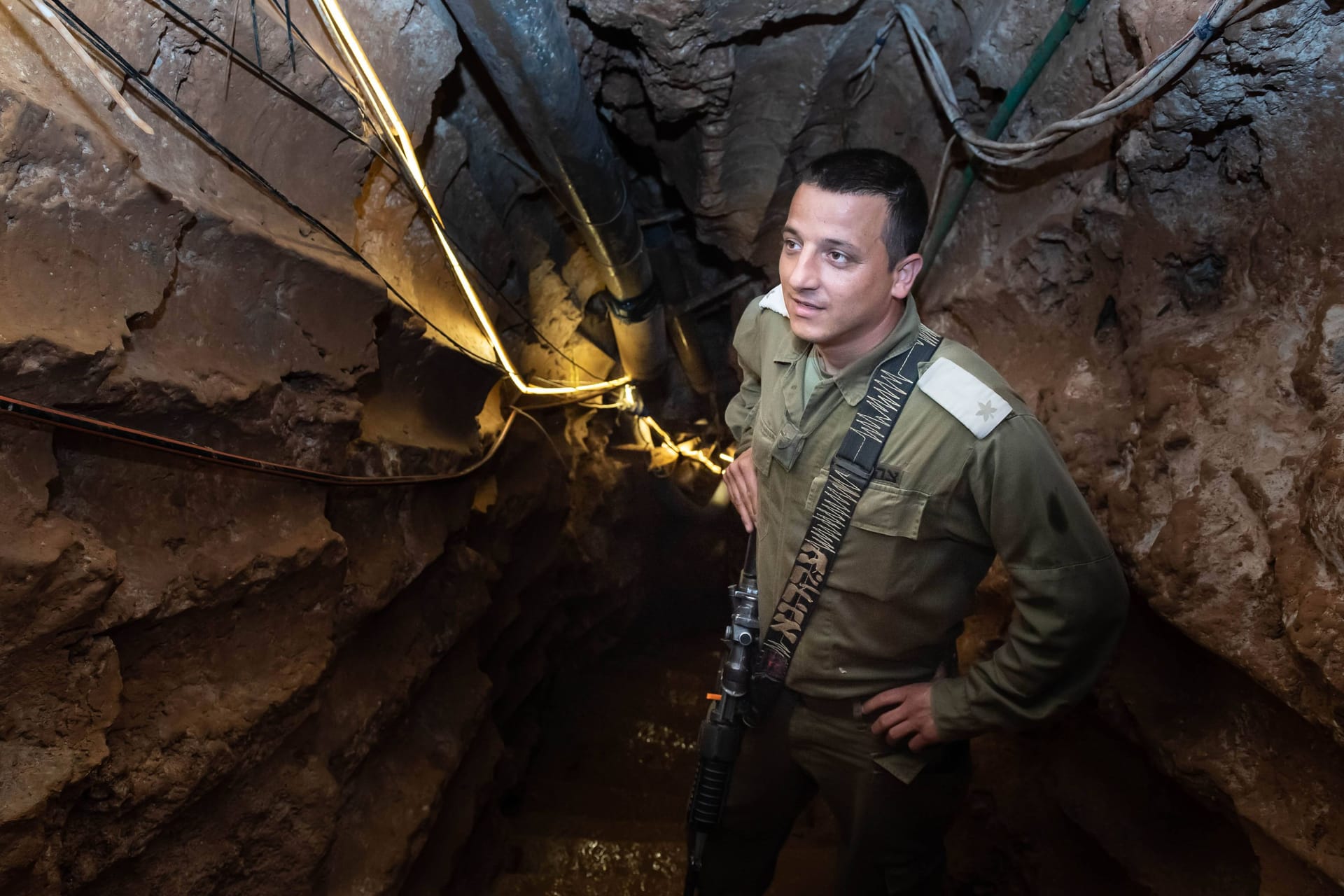 Ein israelischer Soldat steht in einem Hisbollah-Tunnel, der 2019 von der Armee entdeckt wurde (Archivbild):