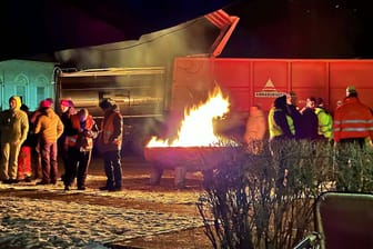 Protest von Landwirten entlang der A24: Sie haben Feuer angezündet, um sich in der kalten Nacht warm zu halten.