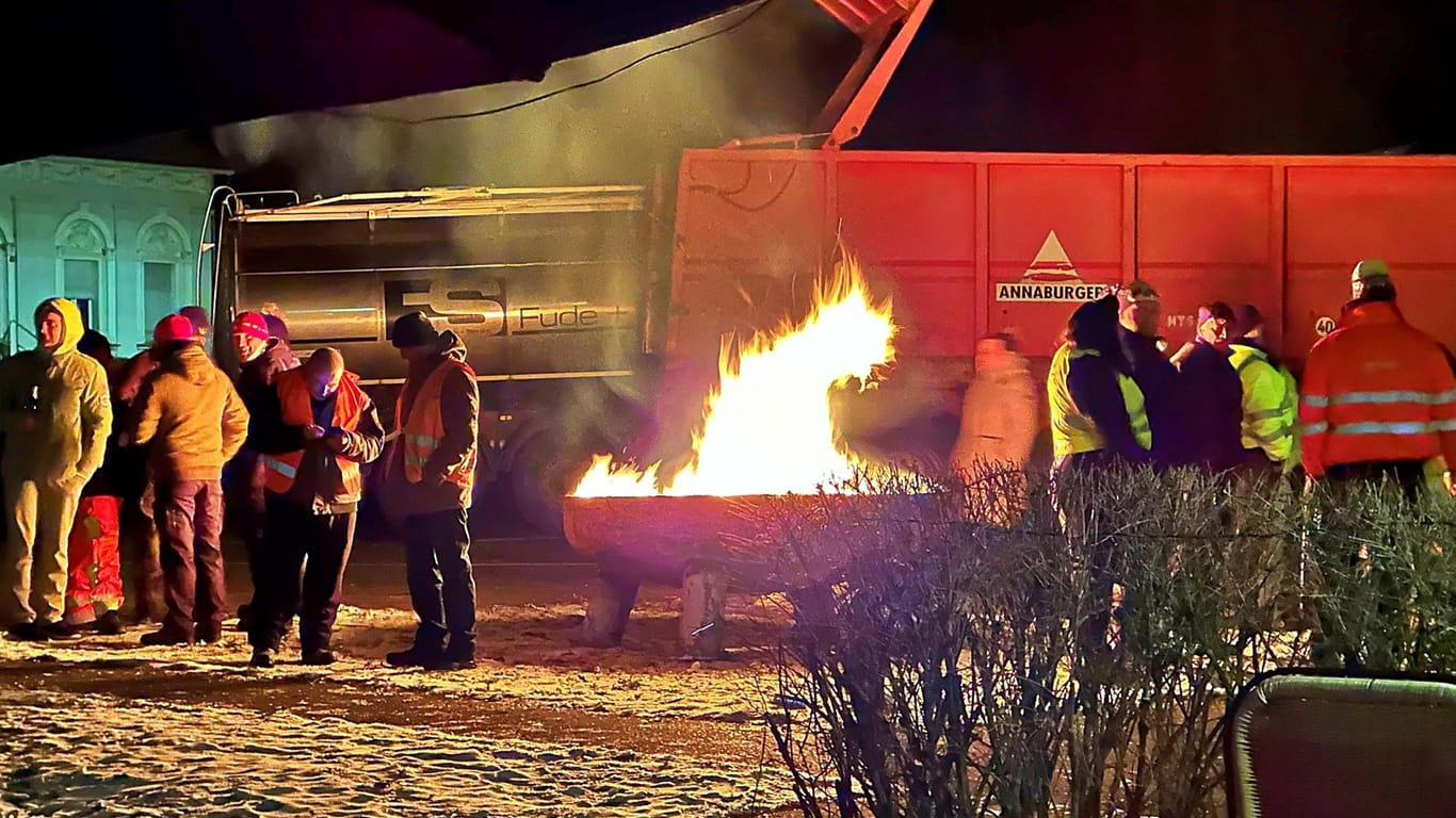 Protest von Landwirten entlang der A24: Sie haben Feuer angezündet, um sich in der kalten Nacht warm zu halten.