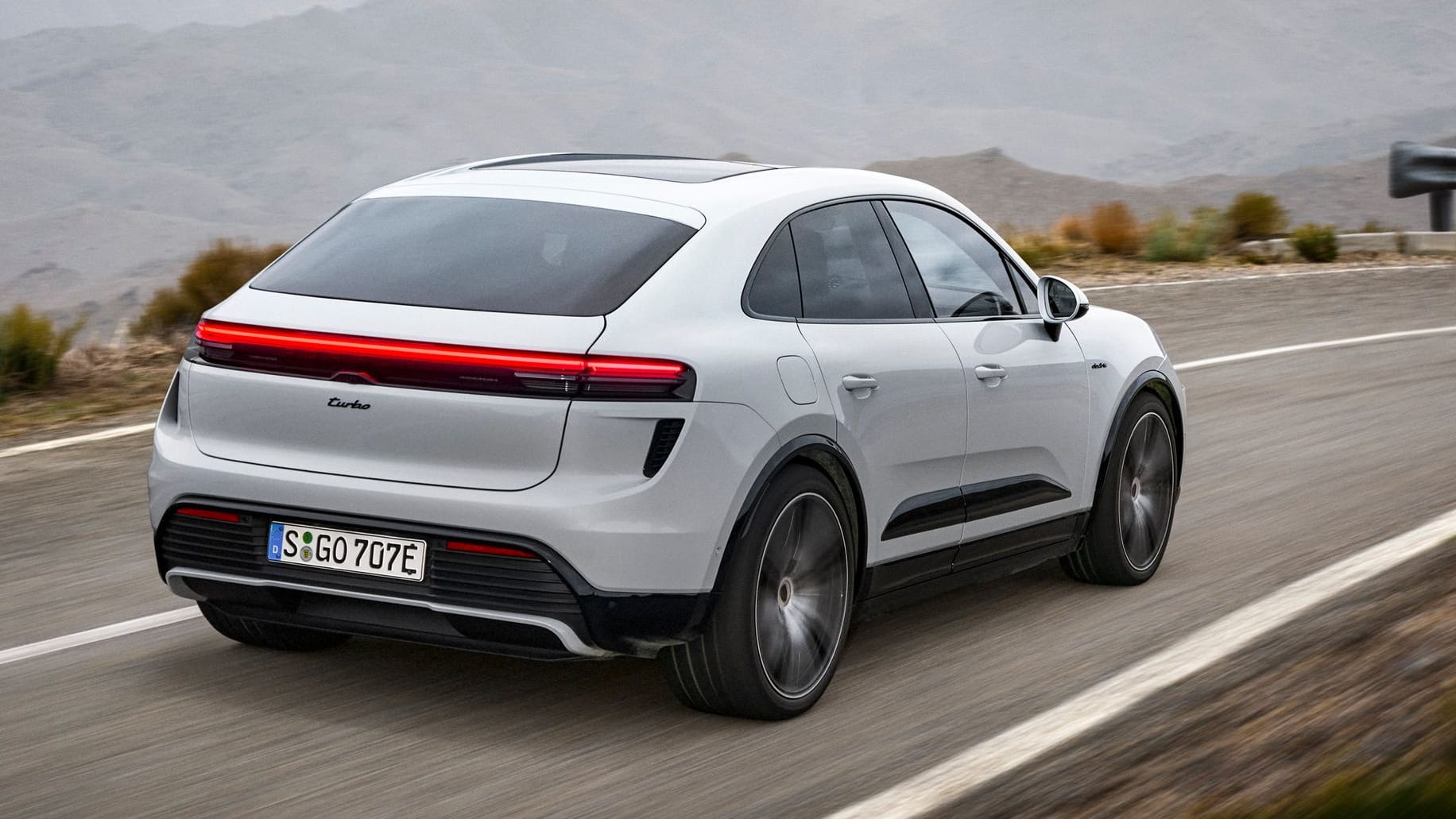 Etwas undurchsichtiges Namensspiel: Das Topmodell heißt Turbo (kurz für einen speziellen Verbrennungsmotor), fährt aber elektrisch. Erst 2021 hatte Porsche die Bezeichnung für den Macan abgeschafft.