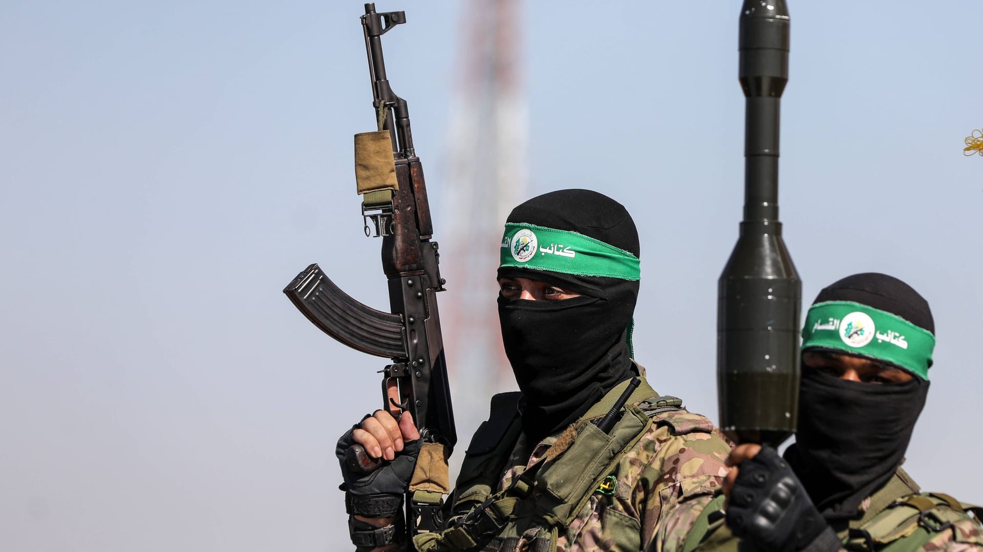 Kämpfer der Terrororganisation Hamas (Symbolbild): Laut dem ehemaligen Chef des UNRWA kann man in Gaza keine Hilfe leisten, ohne nicht mit der Hamas zusammenzuarbeiten.