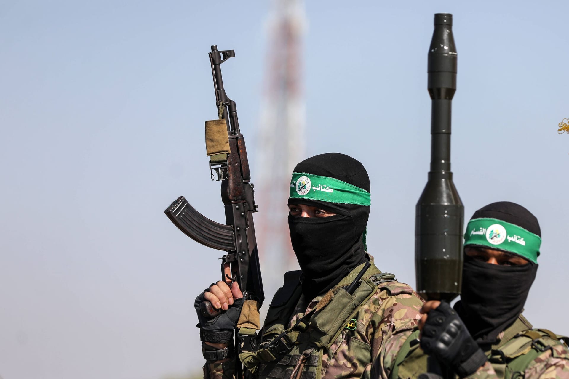 Kämpfer der Terrororganisation Hamas (Symbolbild): Laut dem ehemaligen Chef des UNRWA kann man in Gaza keine Hilfe leisten, ohne nicht mit der Hamas zusammenzuarbeiten.