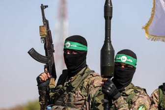 Kämpfer der Terrororganisation Hamas (Symbolbild): Laut dem ehemaligen Chef des UNRWA kann man in Gaza keine Hilfe leisten, ohne nicht mit der Hamas zusammenzuarbeiten.