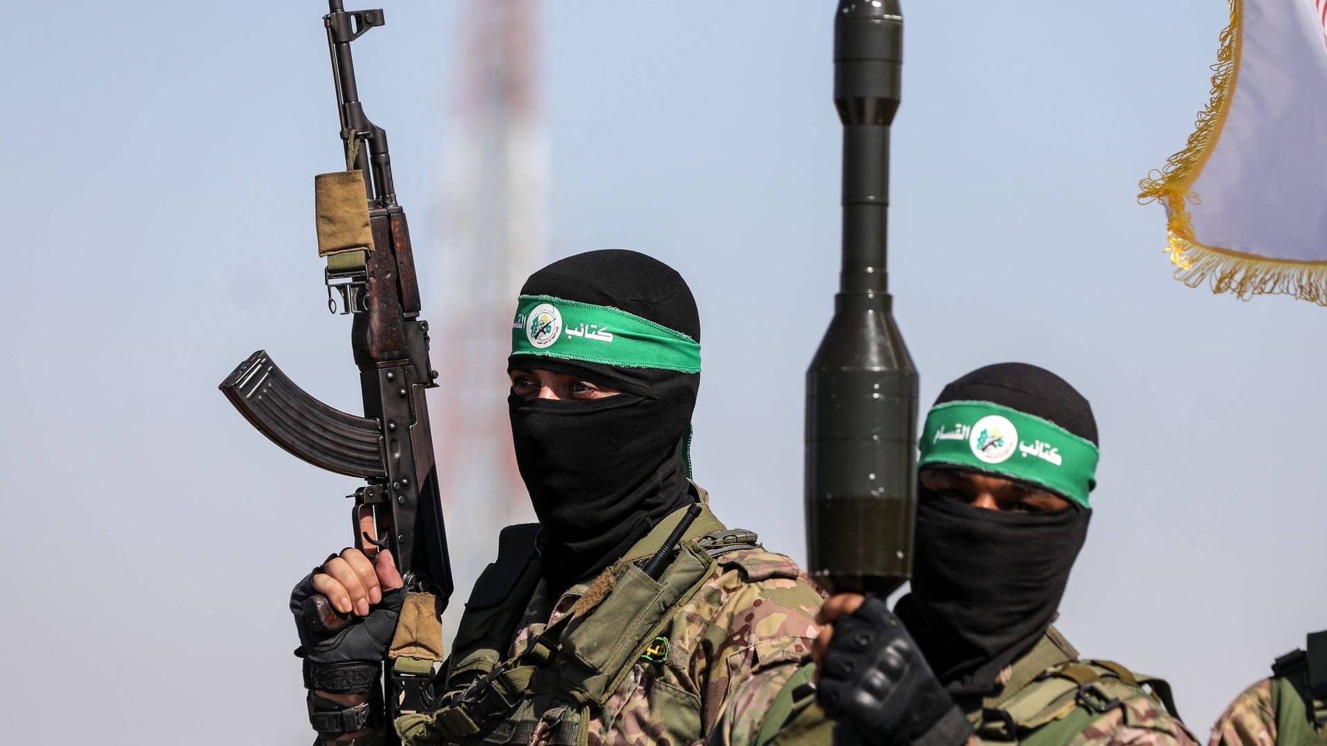 Kämpfer der Terrororganisation Hamas (Symbolbild): Laut dem ehemaligen Chef des UNRWA kann man in Gaza keine Hilfe leisten, ohne nicht mit der Hamas zusammenzuarbeiten.