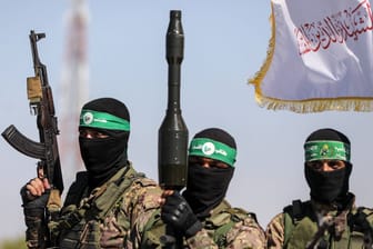 Kämpfer der Terrororganisation Hamas (Symbolbild): Laut dem ehemaligen Chef des UNRWA kann man in Gaza keine Hilfe leisten, ohne nicht mit der Hamas zusammenzuarbeiten.