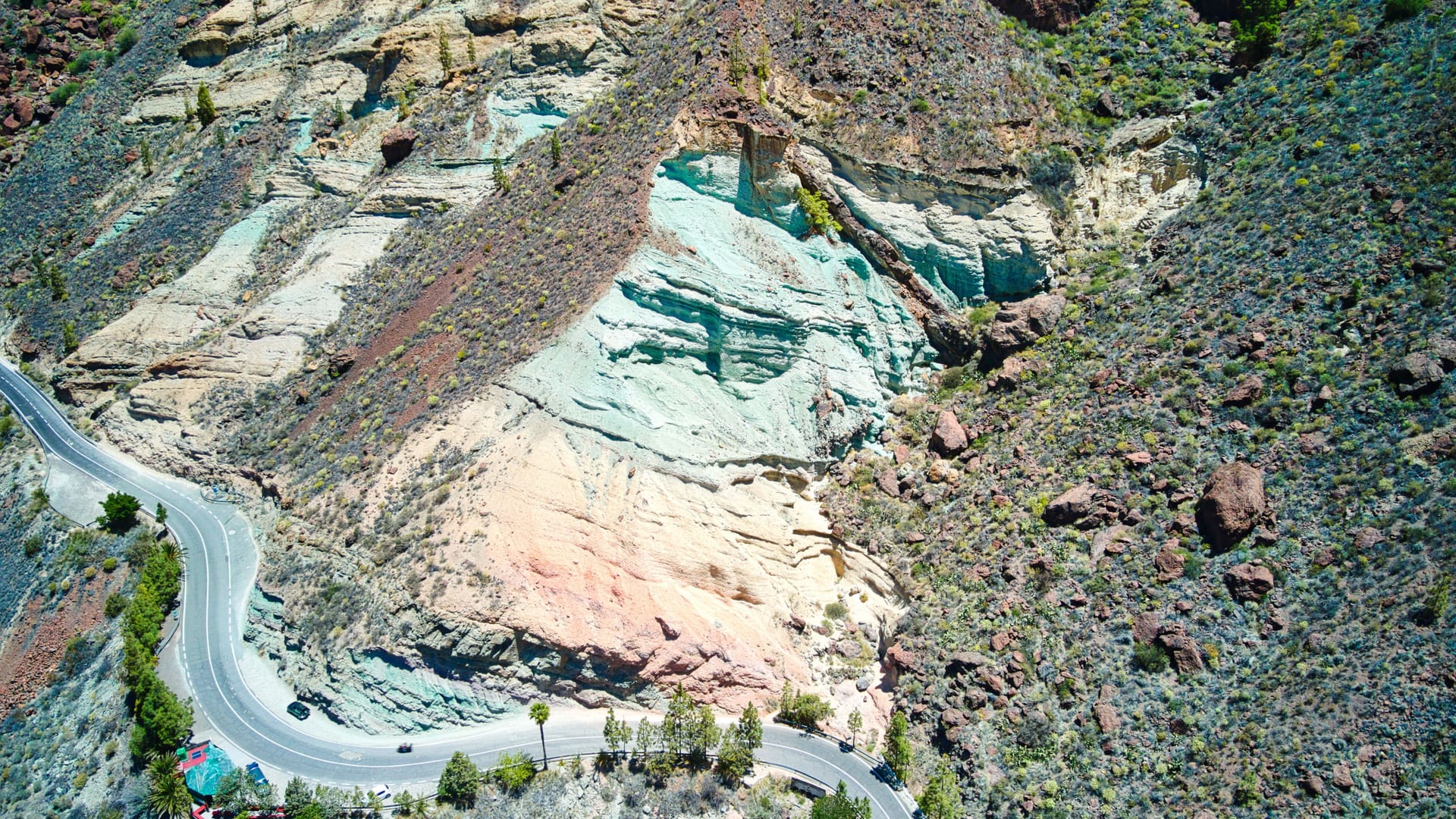 Los Azulejos de Veneguera: Die Felsen erscheinen in bunten Farben.