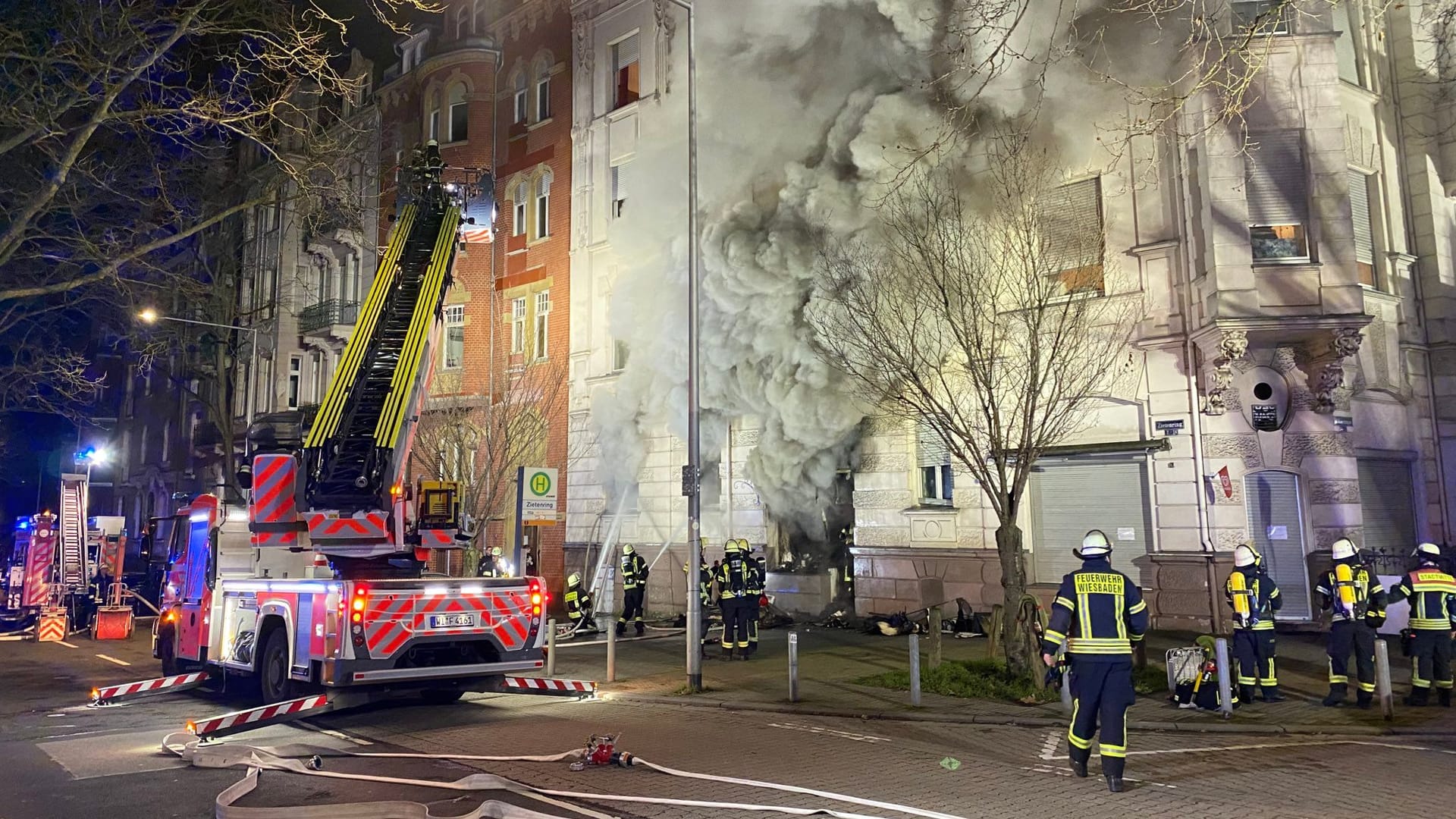 Kräfte von Feuerwehr und Rettungsdienst im Einsatz: Bei einem Brand sind zwei Menschen schwer verletzt worden. Kräfte von Feuerwehr und Rettungsdienst im Einsatz: Bei einem Brand sind zwei Menschen schwer verletzt worden.