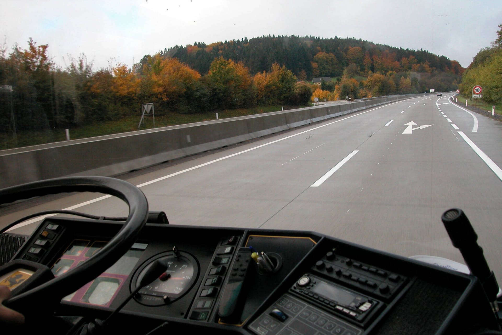 Bus auf der Autobahn (Symbolbild): Am Samstagabend waren wohl rund 30 Fahrgäste in Gefahr.