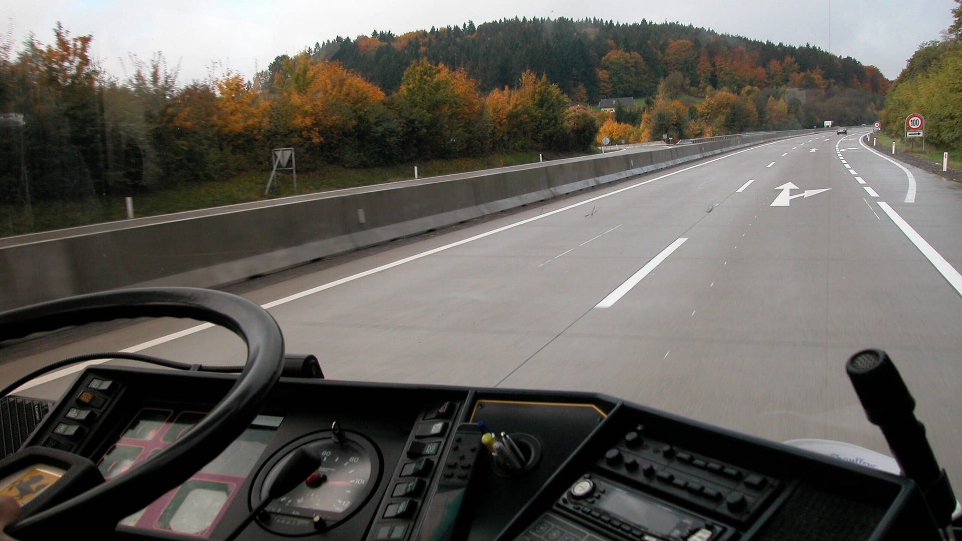 Bus auf der Autobahn (Symbolbild): Am Samstagabend waren wohl rund 30 Fahrgäste in Gefahr.