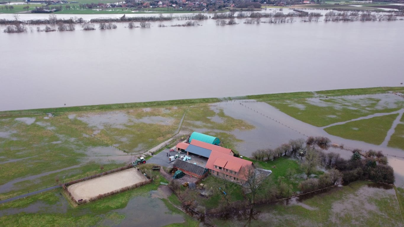 Ein Hof nahe dem Deich der Weser (Luftaufnahme mit einer Drohne): Die Ortschaft Hagen-Grinden bei Bremen war durch das Hochwasser tagelang von der Außenwelt abgeschnitten.