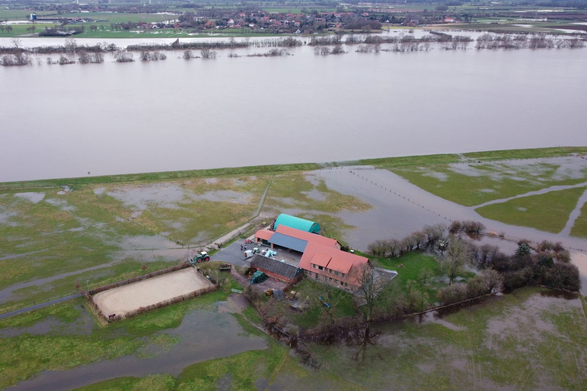 Ein Hof nahe dem Deich der Weser (Luftaufnahme mit einer Drohne): Die Ortschaft Hagen-Grinden bei Bremen war durch das Hochwasser tagelang von der Außenwelt abgeschnitten.