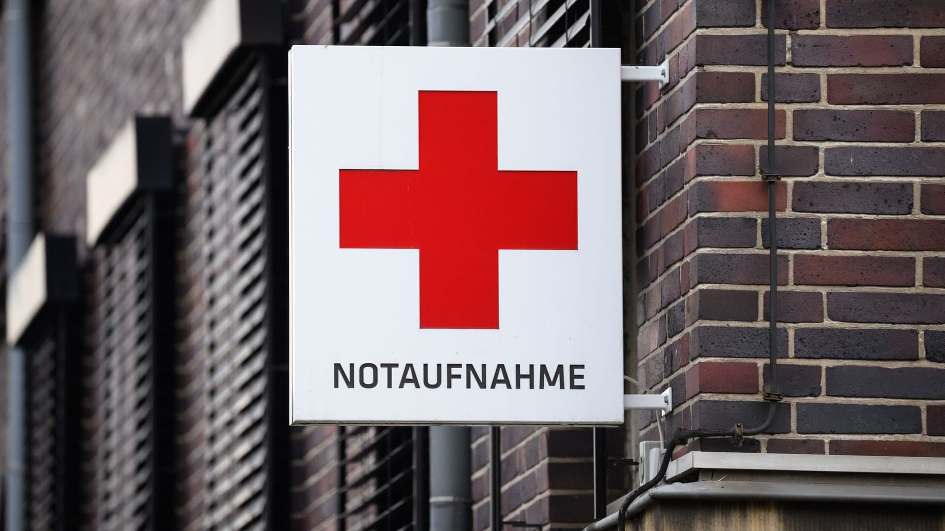 Ein Schild mit der Aufschrift "Notaufnahme": In der Silvesternacht griff ein Patient gemeinsam mit seinen Verwandten Klinikpersonal ein.