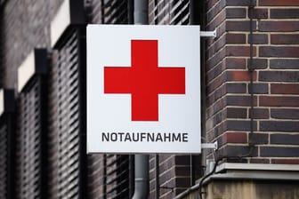Ein Schild mit der Aufschrift "Notaufnahme": In der Silvesternacht griff ein Patient gemeinsam mit seinen Verwandten Klinikpersonal ein.