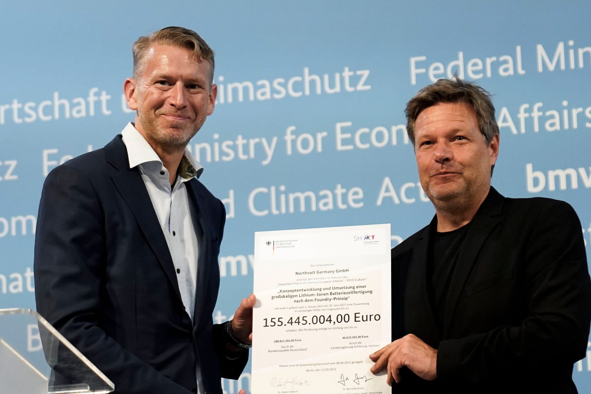 Bundeswirtschaftsminister Robert Habeck (rechts) und Northvolt-Chef Peter Mikael Carlsson bei der symbolischen Übergabe des Förderbescheides (Archiv): Insgesamt geht es um Hunderte Millionen Euro in verschiedenen Paketen.