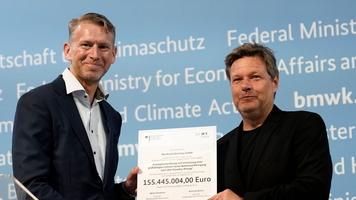 Bundeswirtschaftsminister Robert Habeck (rechts) und Northvolt-Chef Peter Mikael Carlsson bei der symbolischen Übergabe des Förderbescheides (Archiv): Insgesamt geht es um Hunderte Millionen Euro in verschiedenen Paketen.