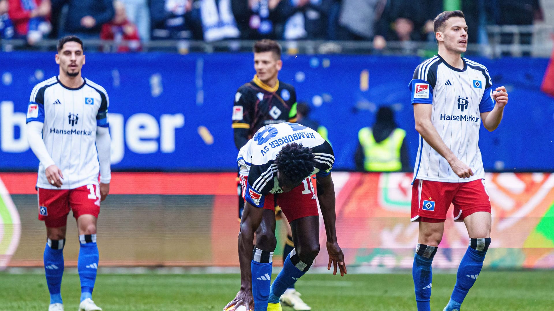 Enttäuschte Gesichter: Der HSV verlor zuhause nach einer wilden Partie gegen den KSC.