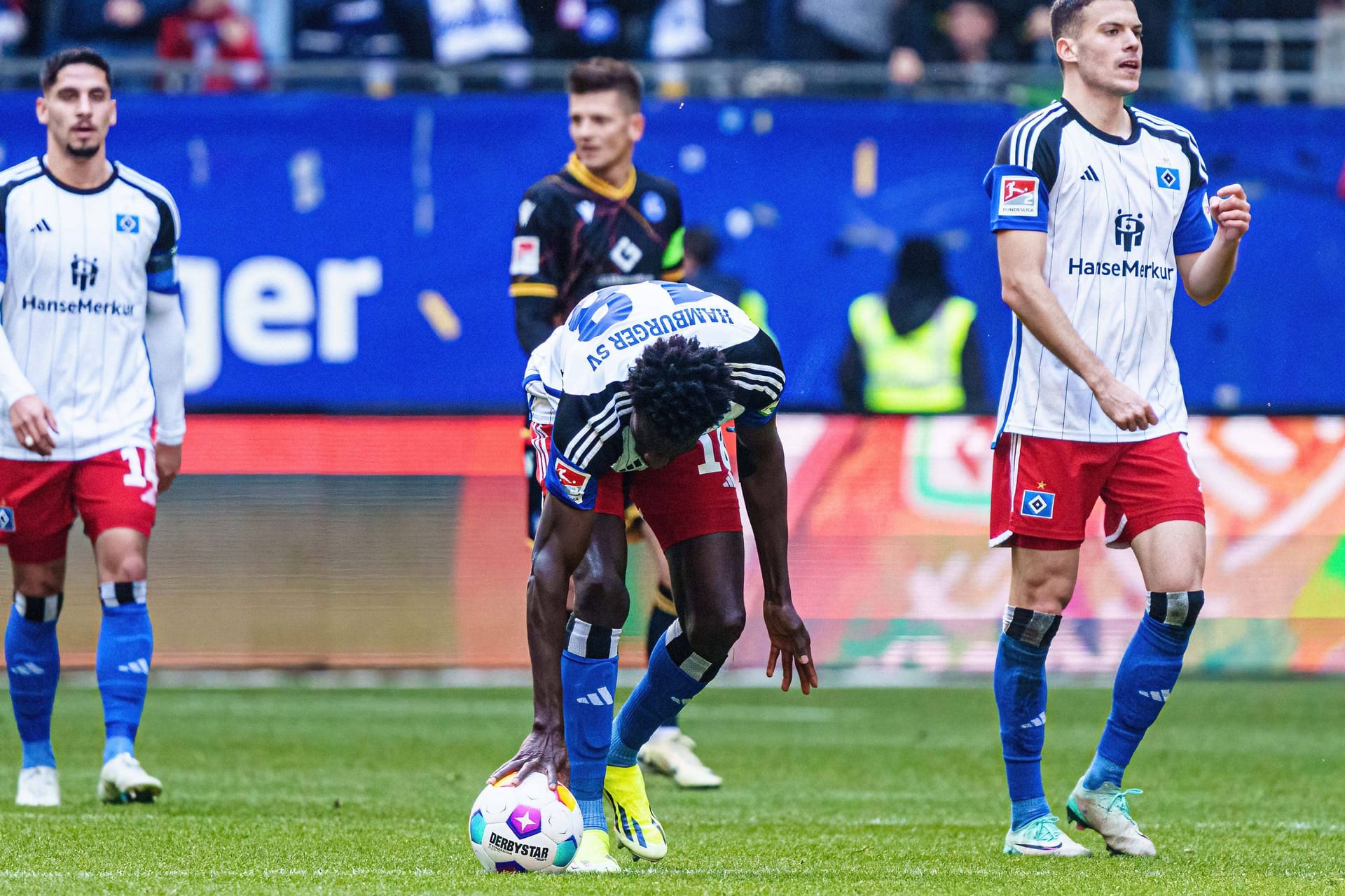 Enttäuschte Gesichter: Der HSV verlor zuhause nach einer wilden Partie gegen den KSC.