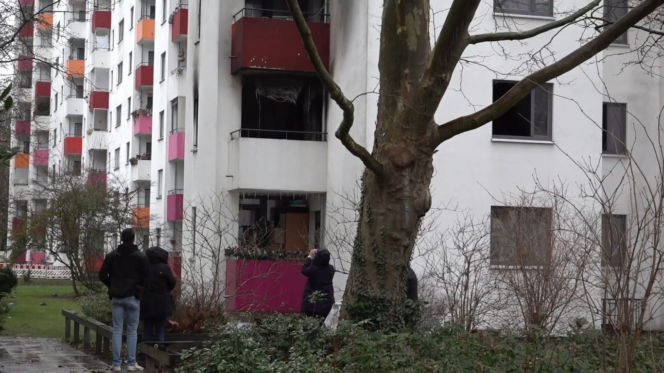 02.01.2024, Berlin: Bei einem Feuer in einer Wohnung in Berlin-Neukölln sind zwei Menschen gestorben.