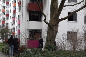 02.01.2024, Berlin: Bei einem Feuer in einer Wohnung in Berlin-Neukölln sind zwei Menschen gestorben.