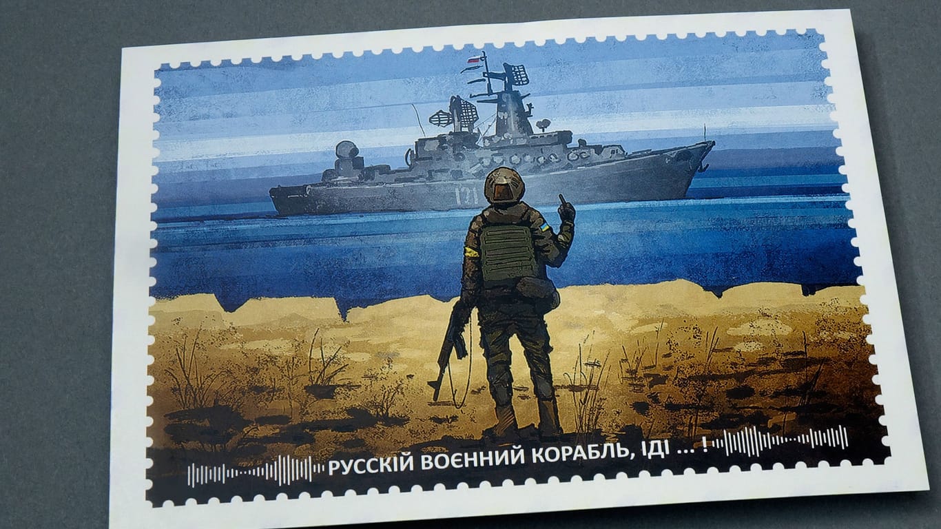 Ukrainische Postkarte: Die Versenkung des russischen Kreuzers war ein großer militärischer Erfolg für die Ukraine, den sie auch für ihre Propaganda zunutze machen will, etwa in Form von Postkarten.