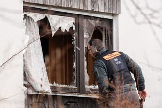 Ein Beamter des Entschärfungsdienstes der Polizei schaut durch ein eingeschlagenes Fenster einer Doppelhaushälfte: Weil eine Zwangsräumung zu eskalieren drohte, war die Polizei am Dienstag mit einem Großaufgebot im Schwarzwald-Baar-Kreis im Einsatz.