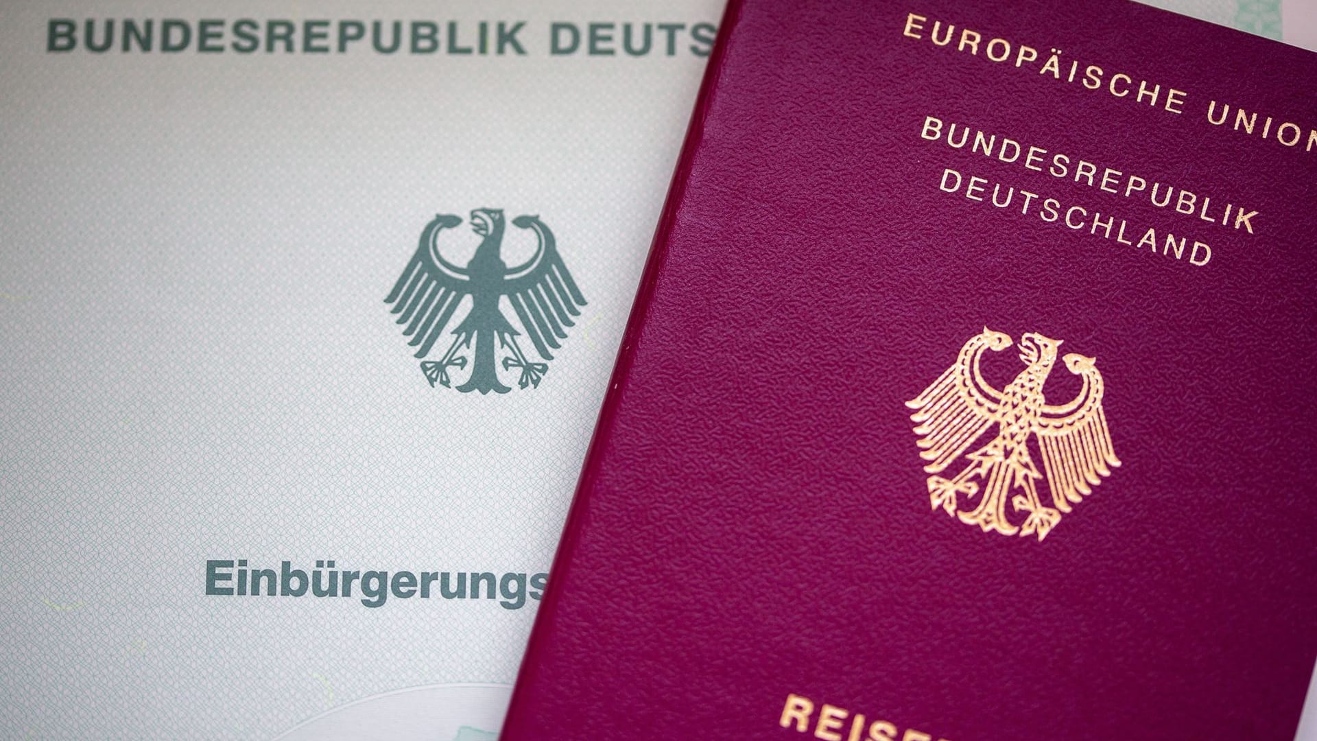 Einbürgerungsurkunde und Reisepass Einbürgerungsurkunde und Reisepass