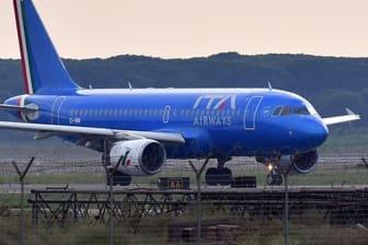 Ein Airbus A320 von Ita Airways (Symbolbild): Die Wettbewerbshüter der EU verwehren der Lufthansa vorerst den geplanten Einstieg bei der italienischen Fluggesellschaft Ita.