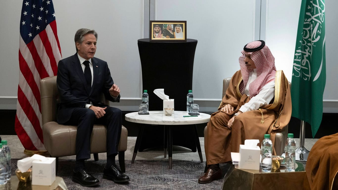 Jordan: Am 3. November trifft Blinken seinen saudischen Amtskollegen Prinz Faisal bin Farhan Al Saud. Bei dem Treffen ging es vor allem um den Krieg in Israel.