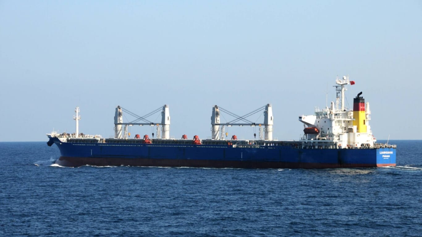 Containerschiff im Golf von Aden (Archivbild): In der Region ist es zuletzt wieder gefährlicher geworden.