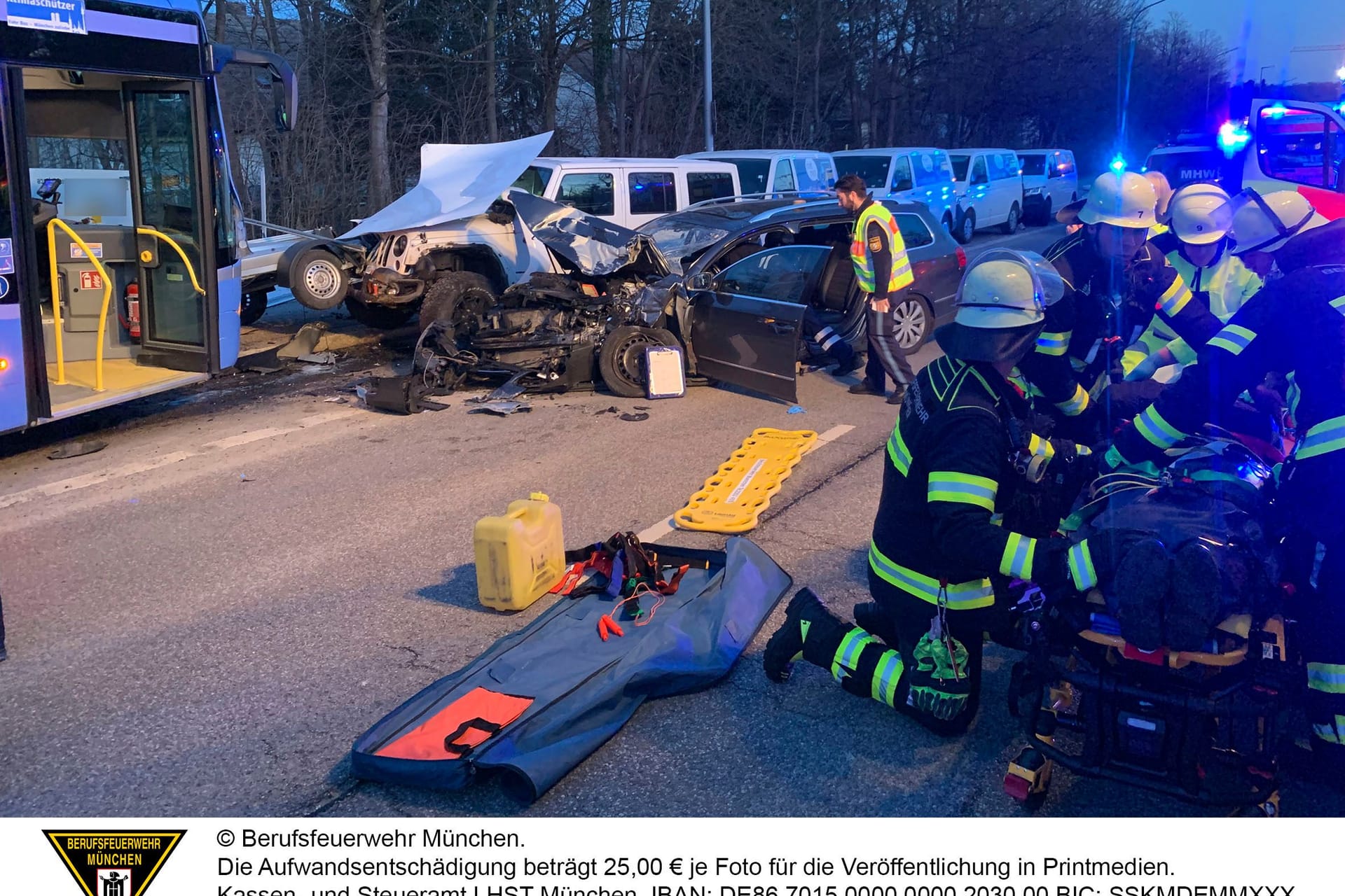 Dieses Trümmerfeld entstand durch ein Busunglück im Münchner Stadtteil Moosach.