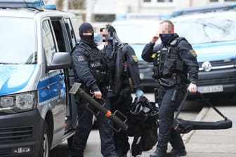 Dresden: Spezialkräfte mussten anrücken, nachdem ein Rentner der Polizei mit Schusswaffengebrauch gedroht hatte.