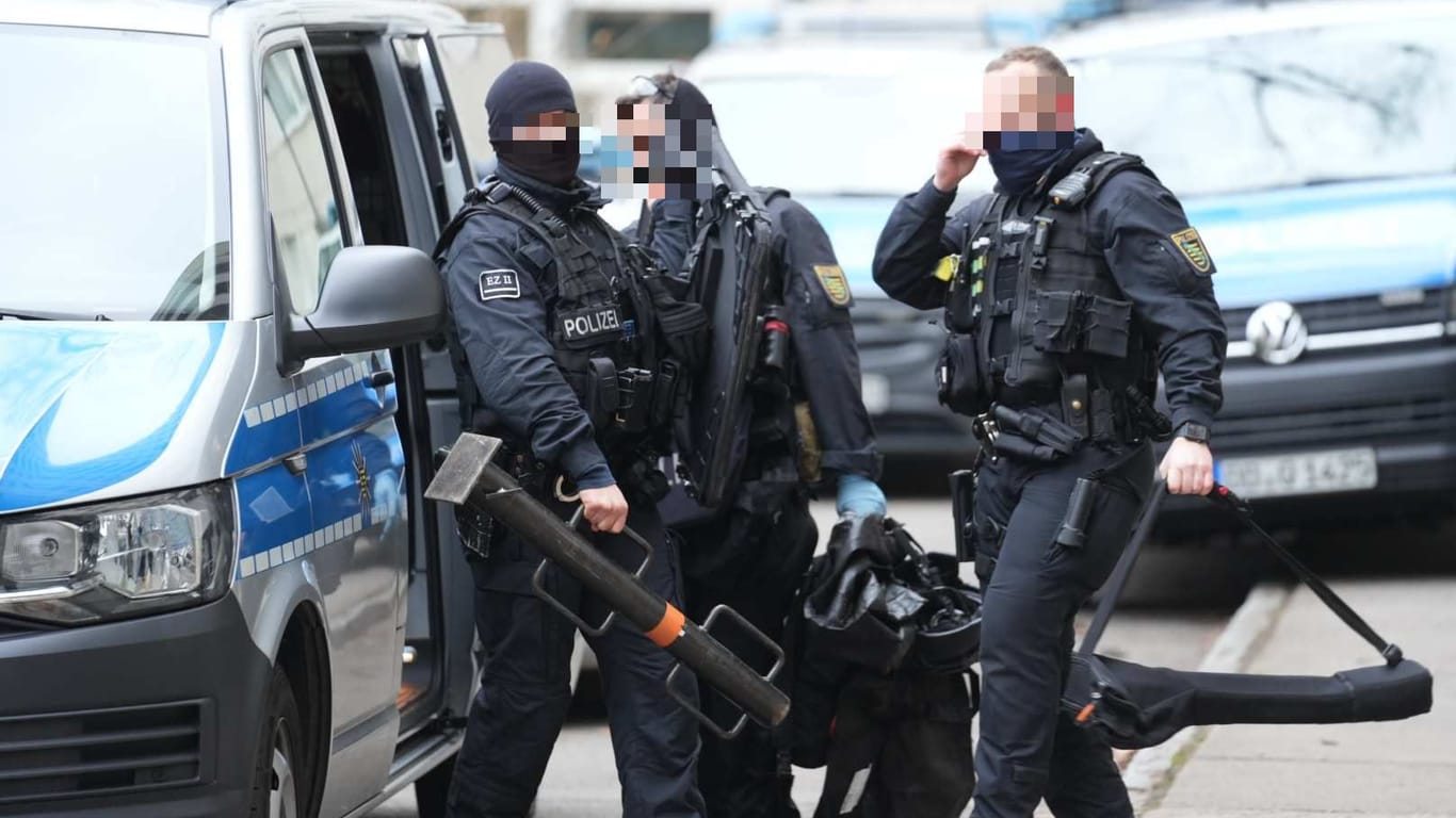 Dresden: Spezialkräfte mussten anrücken, nachdem ein Rentner der Polizei mit Schusswaffengebrauch gedroht hatte.