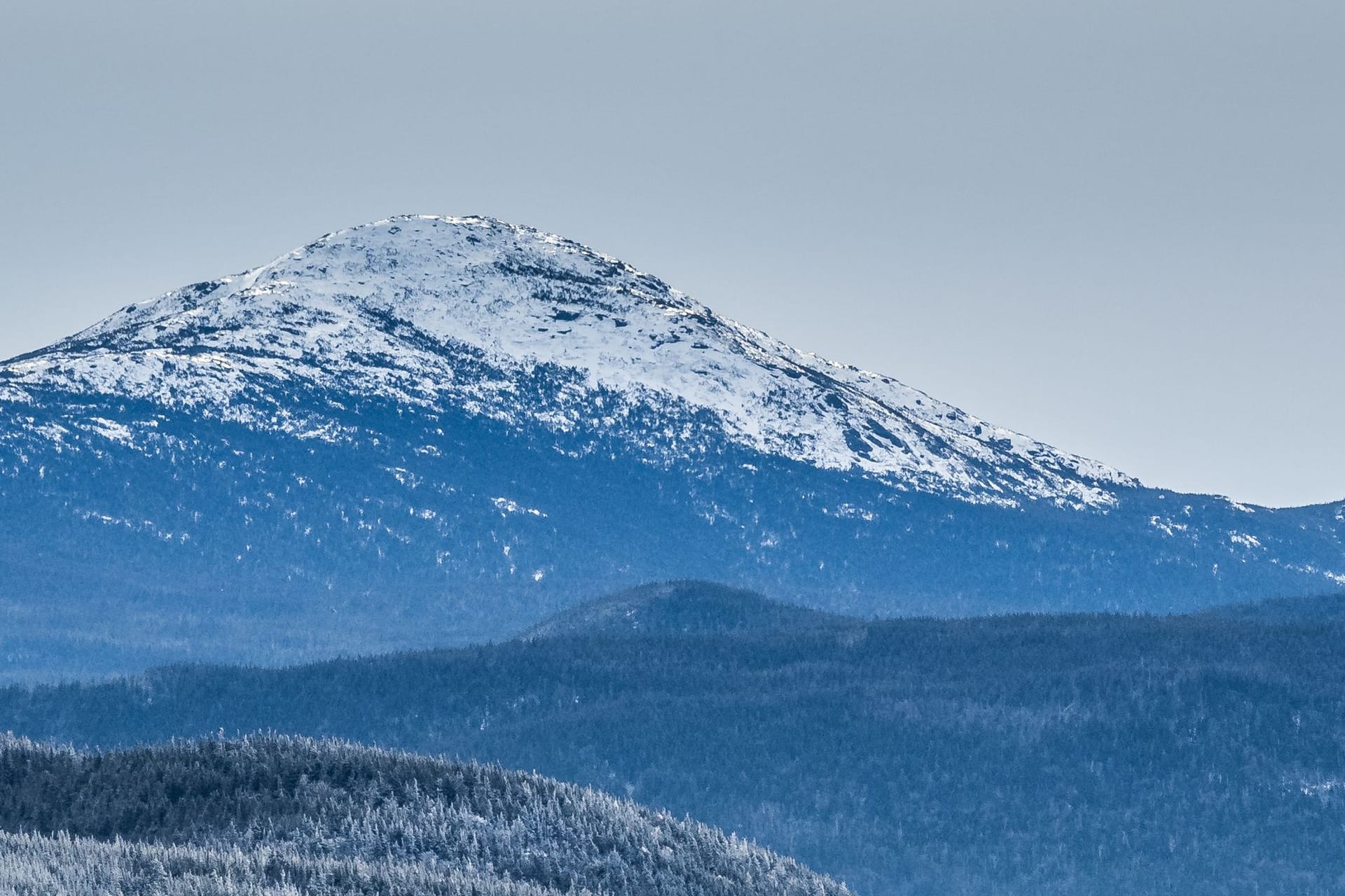 Ein verschneiter Berggipfel der Adirondack Mountains (Symbolbild): Erst Stunden nach ihrem Tod, konnte die Wanderin gerettet werden.