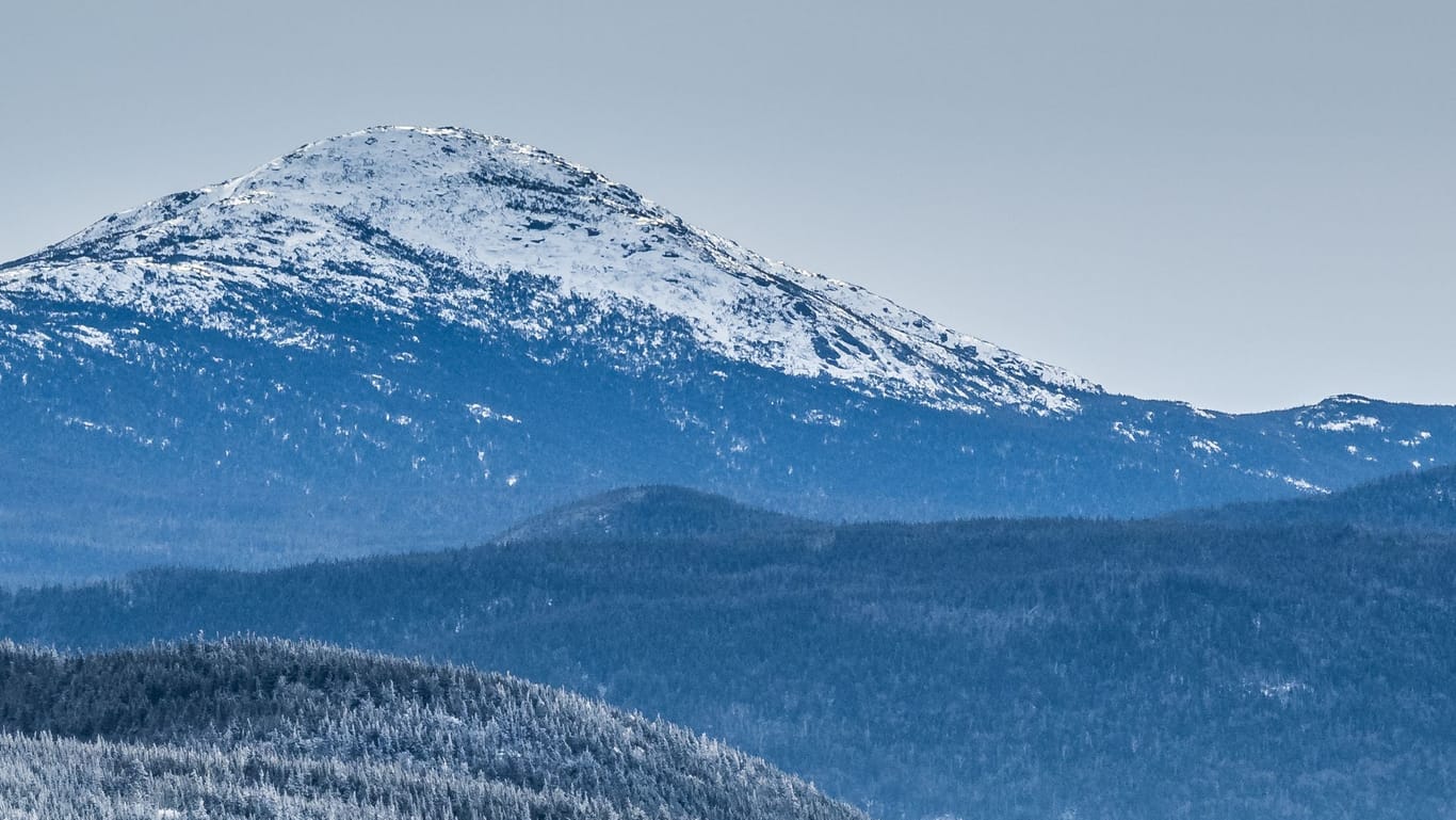 Ein verschneiter Berggipfel der Adirondack Mountains (Symbolbild): Erst Stunden nach ihrem Tod, konnte die Wanderin gerettet werden.
