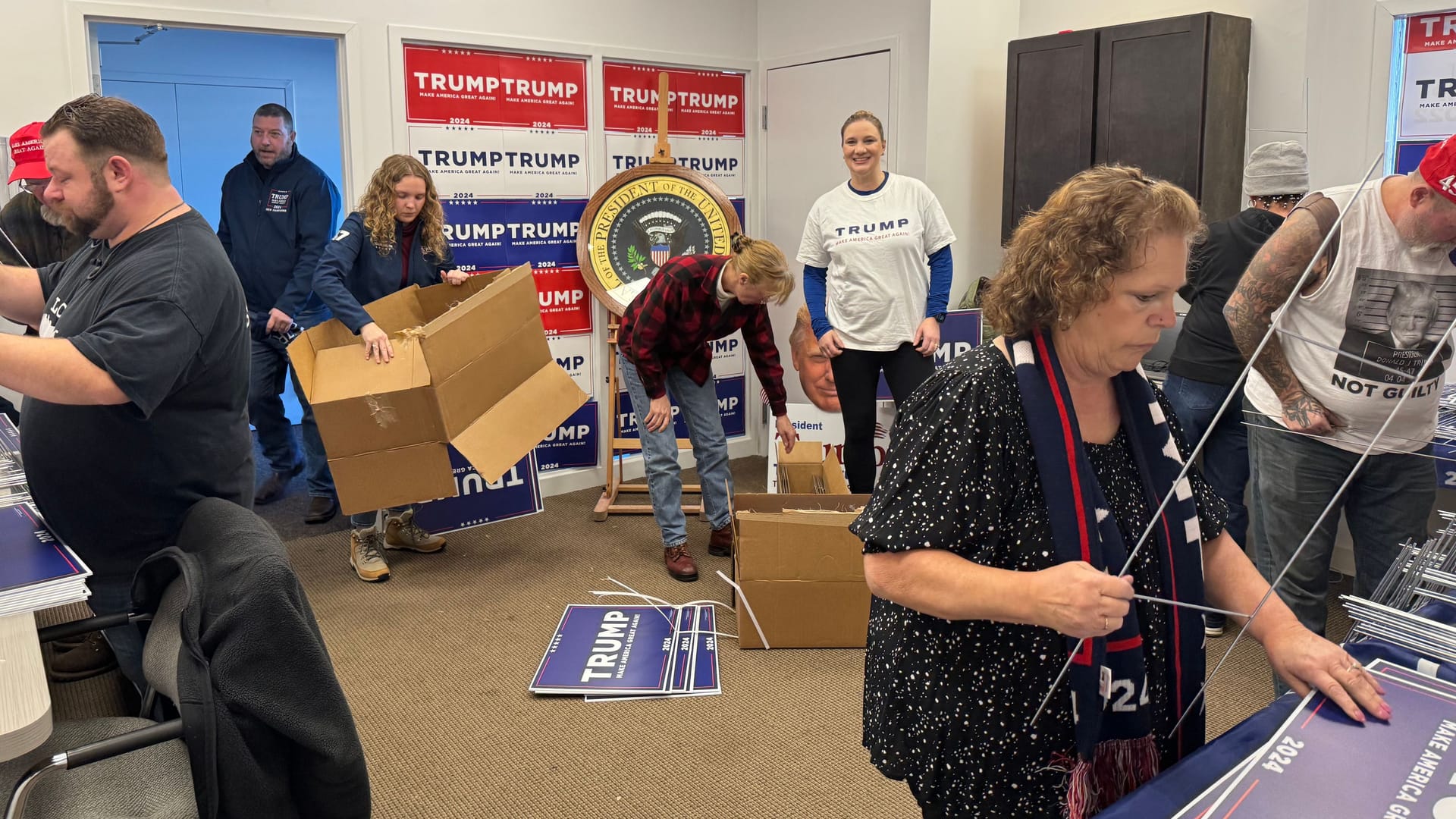 Schilder für New Hampshire: Trumps Wahlkampfteam stellt die meisten auf.