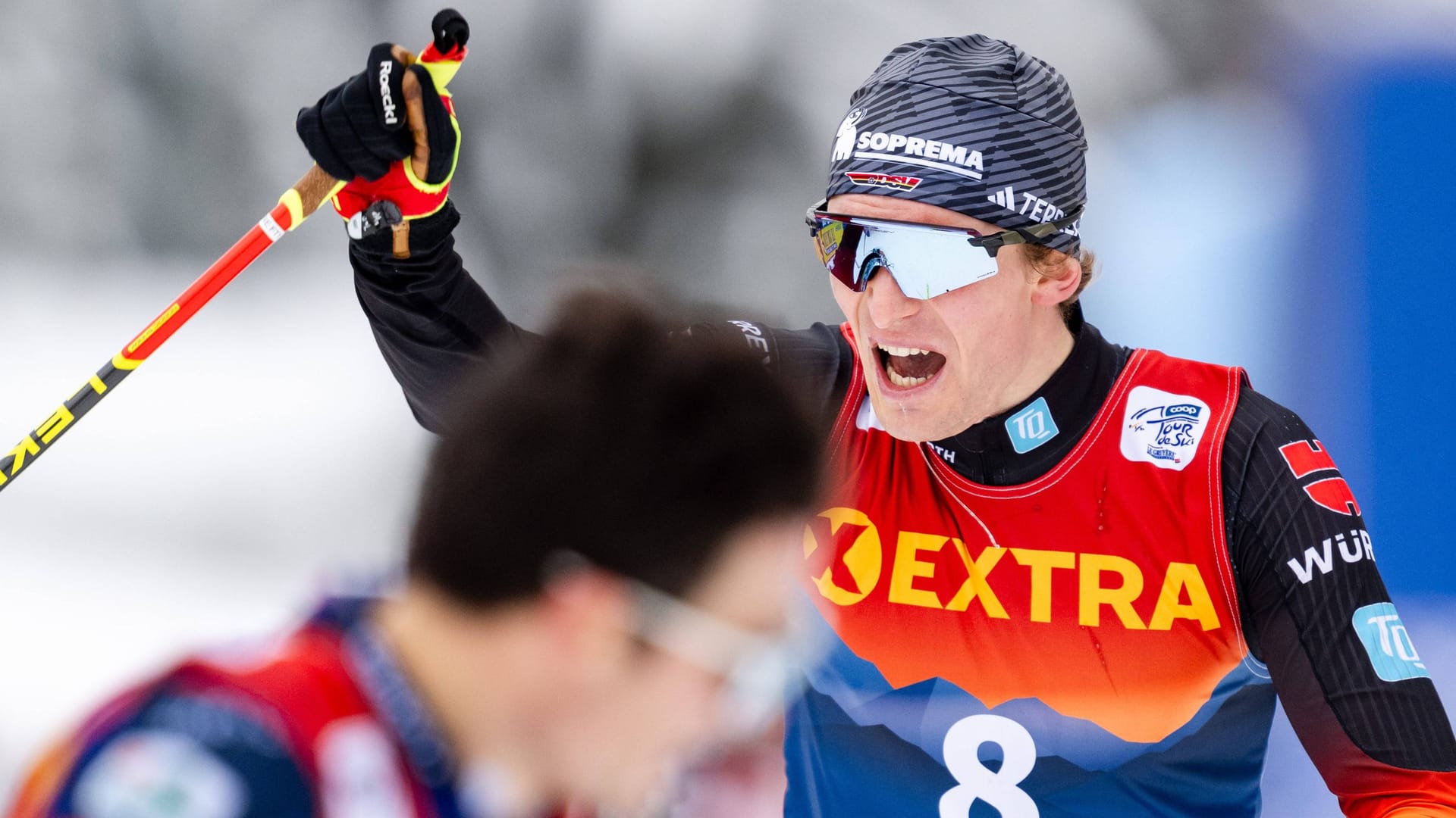 Friedrich Moch feiert seinen Erfolg: Der deutsche Langläufer glänzte bei der Tour de Ski.