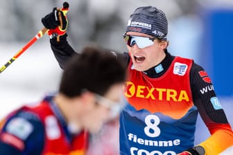 Friedrich Moch feiert seinen Erfolg: Der deutsche Langläufer glänzte bei der Tour de Ski.