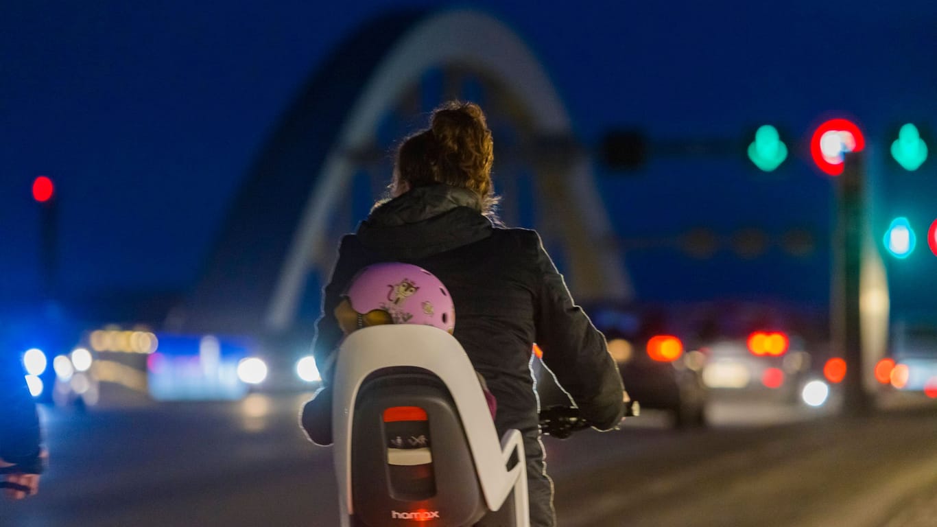 Spannungen im abendlichen Berufsverkehr auf Dresdens Waldschlößchenbrücke: Autofahrer und Radfahrende unzufrieden mit gegenseitigem Verhalten, E-Scooter sorgen für zusätzliche Konflikte.