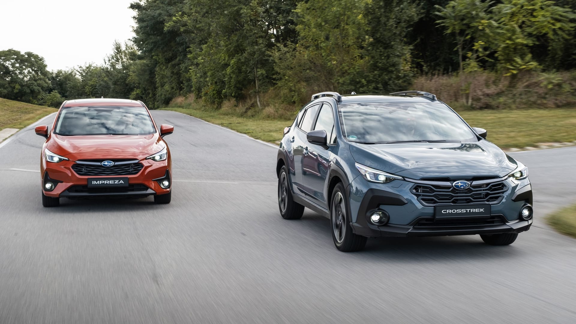 Update bei Subaru: Impreza (links) und XV, der jetzt Crosstrek heißt, erhalten ein neues Design.