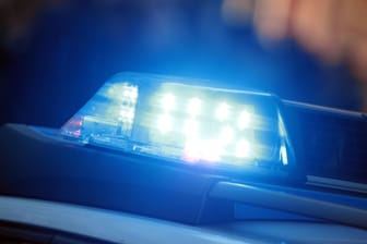 Einsatzwagen der Polizei mit eingeschaltetem Blaulicht (Symbolfoto): In Hamburg-Niendorf wurde eine junge Frau sexuell belästigt.