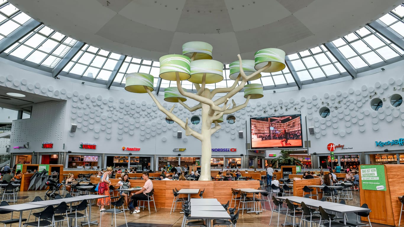 Der Food-Court in der "Waterfront": Unter Umständen hat man hier tierische Gesellschaft beim Essen.