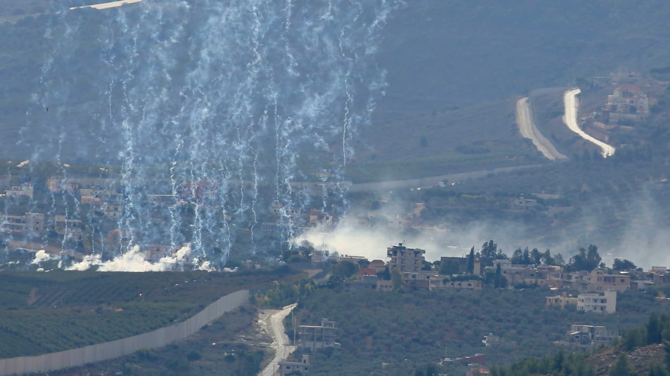 Israelischer Artilleriebeschuss an der libanesischen Grenze: Die Hisbollah hatte am 8. Oktober Raketen im Grenzbereich abgeschossen, Israel bombardierte seinerseits Ziele im Libanon.