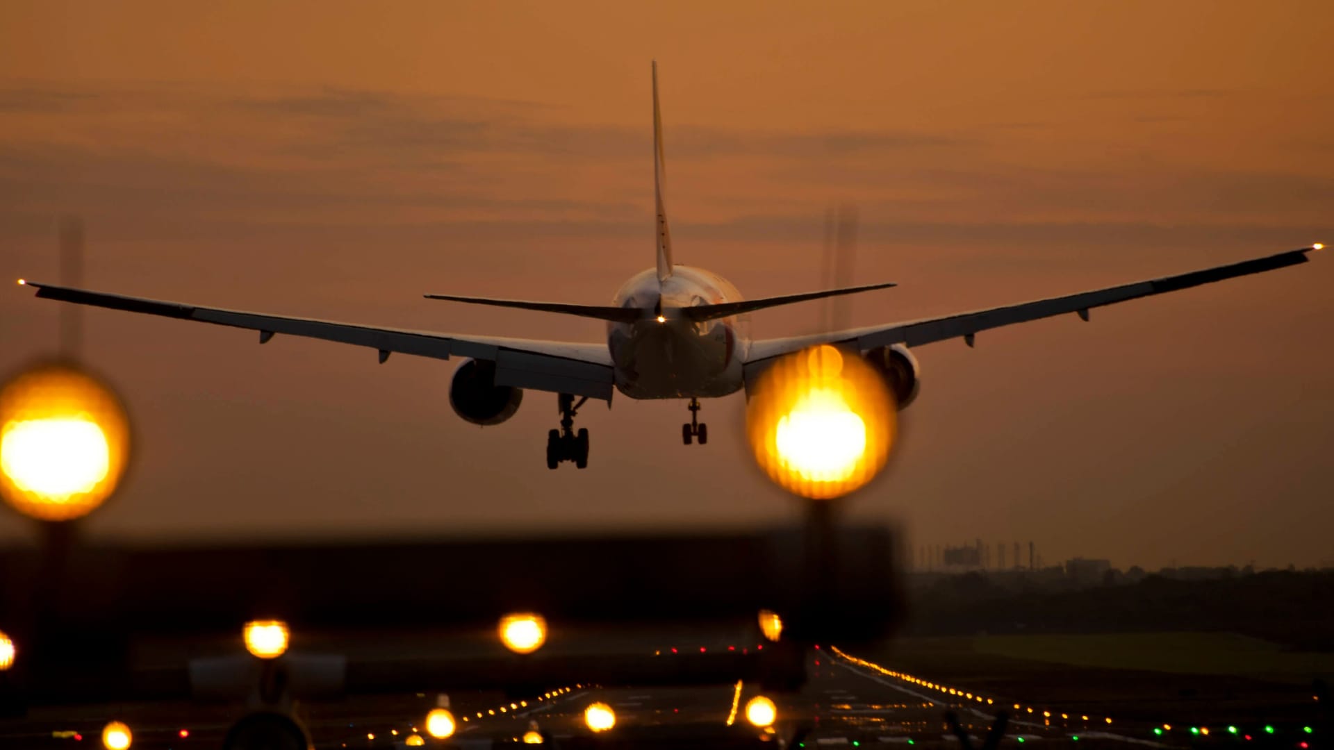 Flugzeug startet vom Hamburger Flughafen (Symbolfoto): Bald geht hier dreimal die Woche eine neue Airline an den Start.