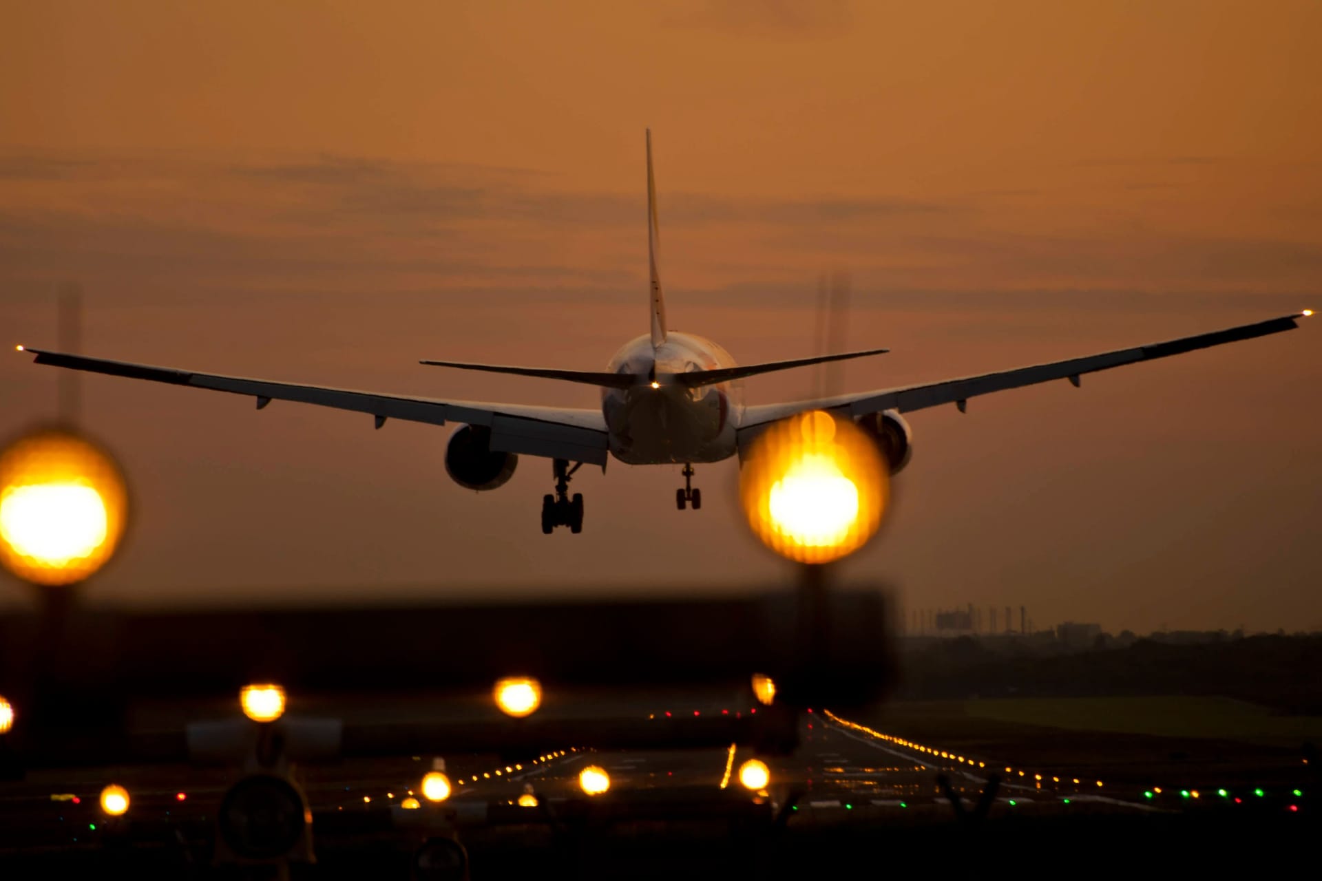 Flugzeug startet vom Hamburger Flughafen (Symbolfoto): Bald geht hier dreimal die Woche eine neue Airline an den Start.