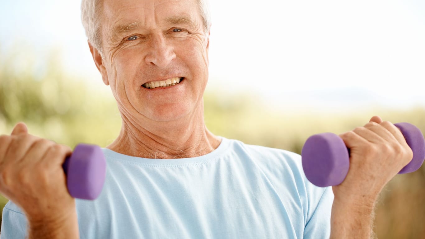 Um Muskelschwund im Alter vorzubeugen, sollte man früh mit regelmäßigem Krafttraining anfangen.