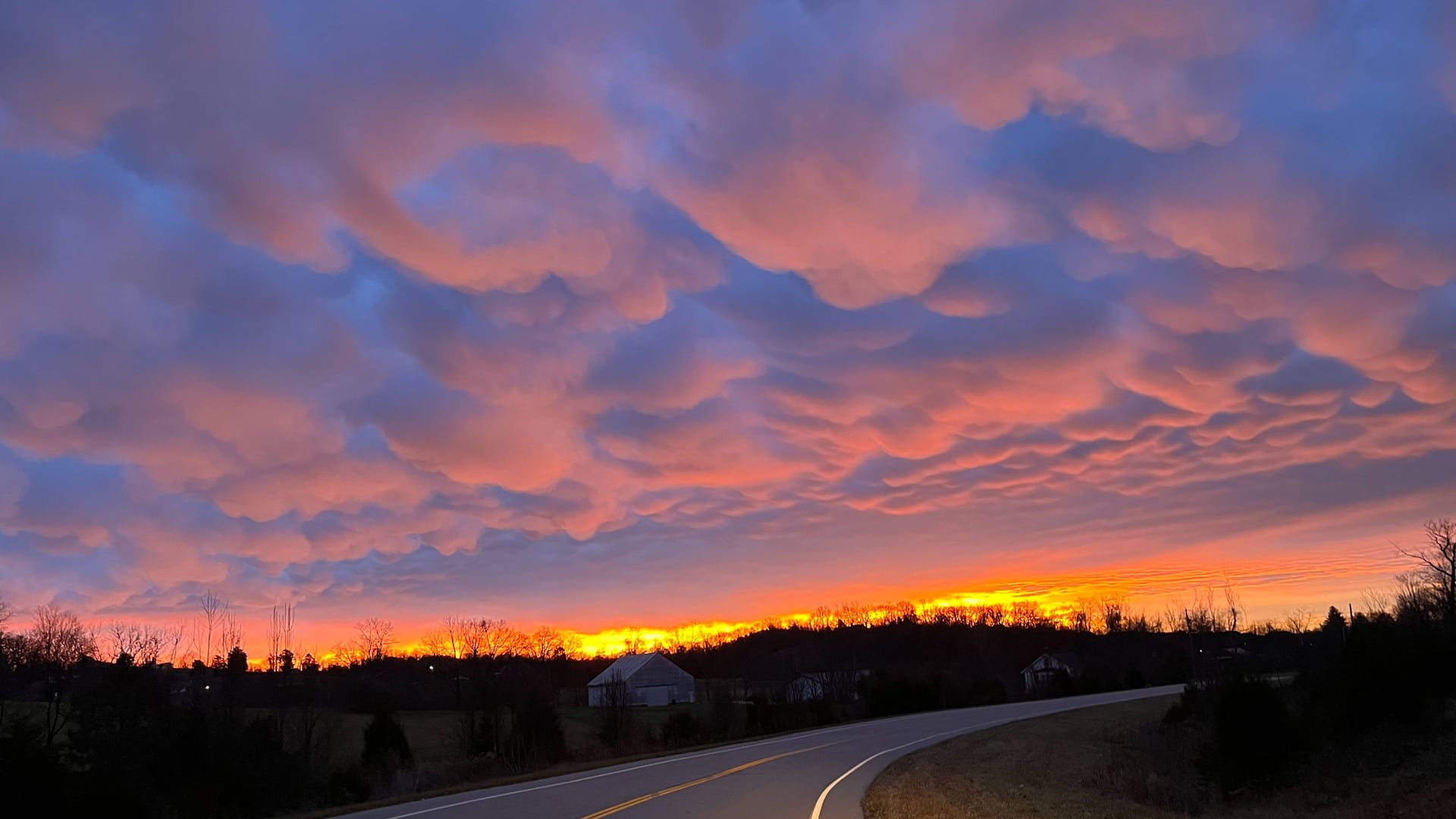 Pink-violette Wolken bei einem Sonnenaufgang (Symbolfoto): In der Region Ludwigsburg schimmerte es so am Mittwochmorgen aus Südwesten.