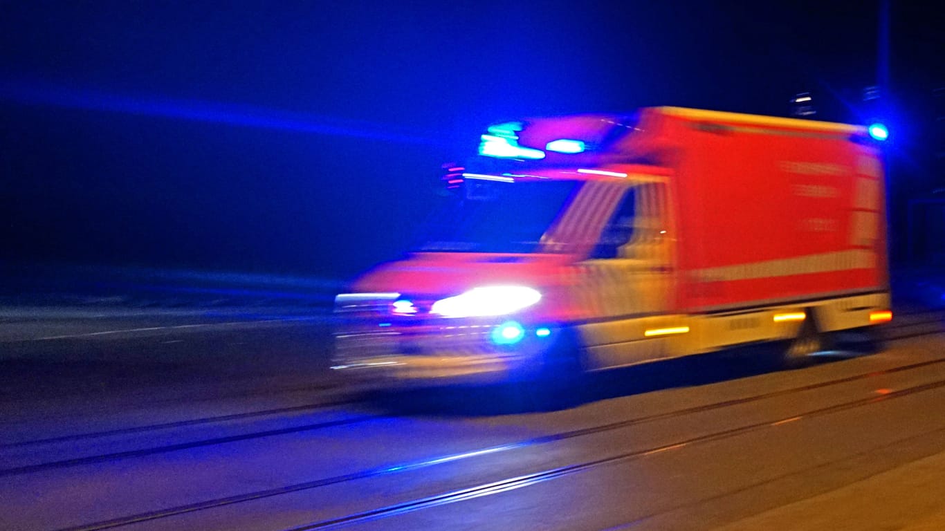 Ein Krankenwagen auf Einsatzfahrt (Symbolbild): Die Verletzten kamen in umliegende Kliniken.
