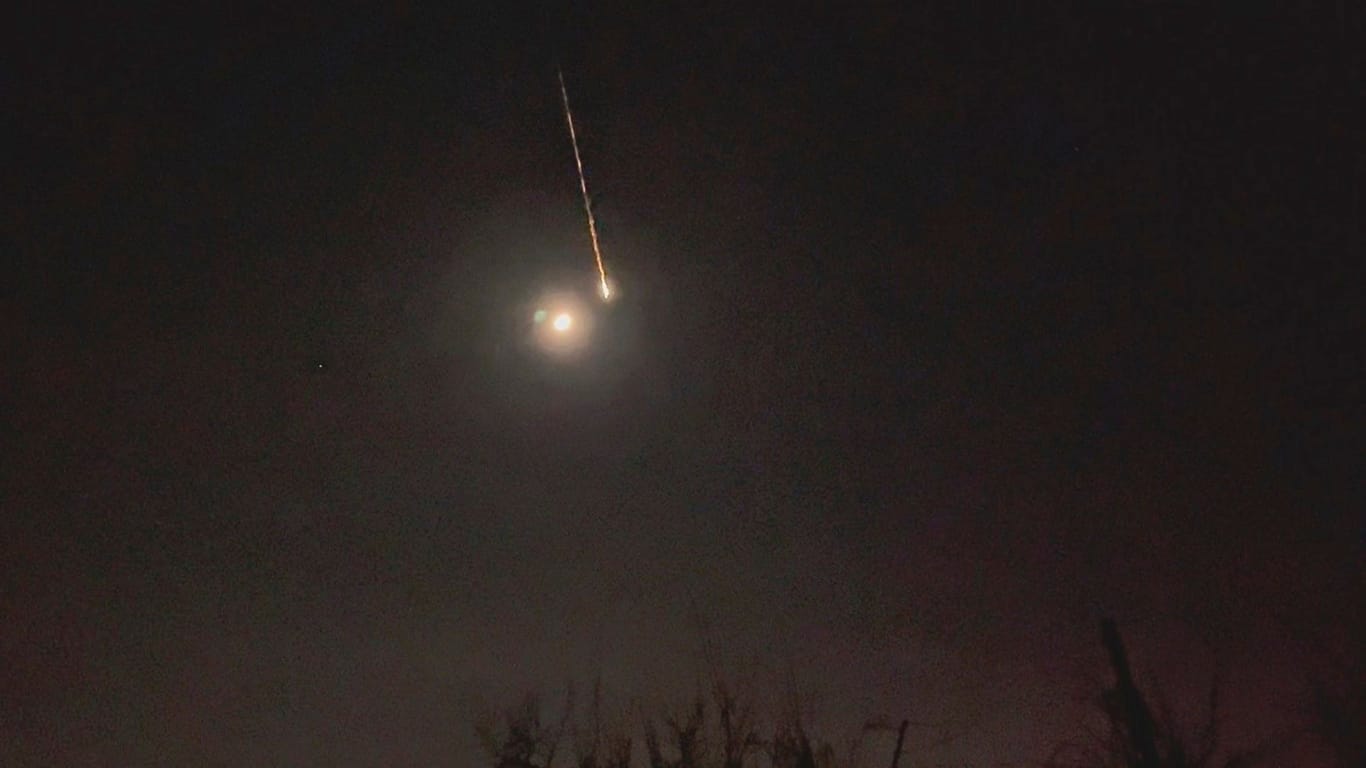 Ein Asteroid ist nahe Berlin verglüht. Die Asteroidenüberwachung der US-Raumfahrtagentur Nasa hatte den Feuerball zuvor für 1.32 Uhr (MEZ) in der Nacht zum Sonntag westlich von Berlin bei Nennhausen angekündigt.