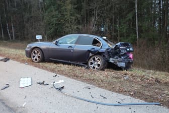 Der liegen gebliebene BMW auf der A3: Schon anhand der Zerstörung des Autos lässt sich erkennen, wie heftig der Zusammenstoß war.