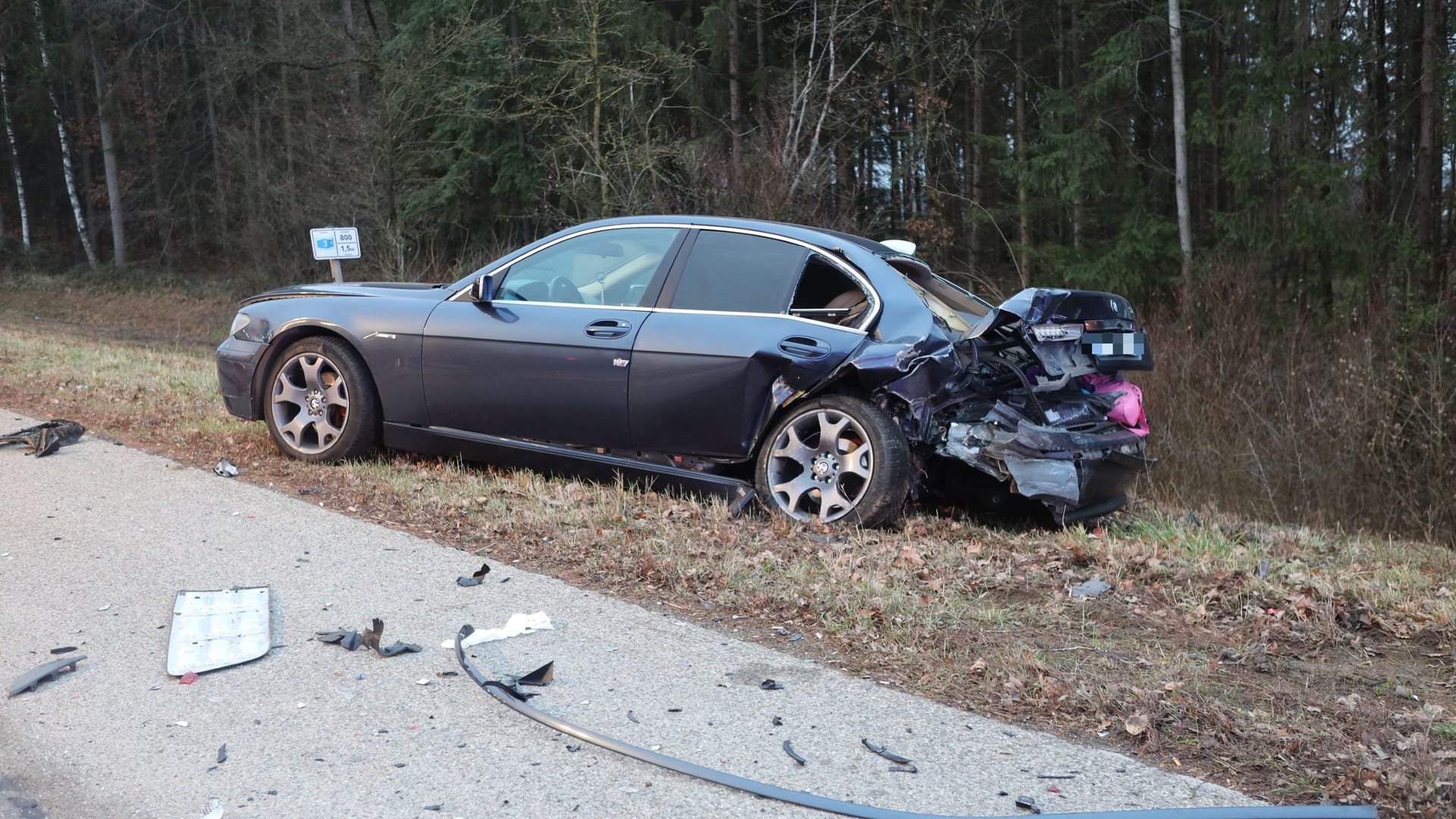 Der liegen gebliebene BMW auf der A3: Schon anhand der Zerstörung des Autos lässt sich erkennen, wie heftig der Zusammenstoß war.